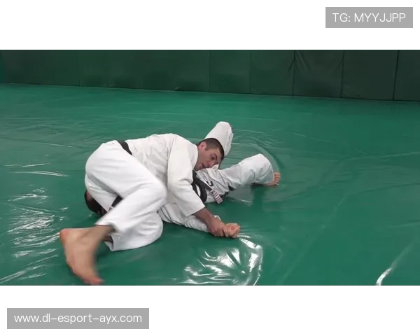 巴西柔术选手完成三角绞：技艺与力量的完美结合